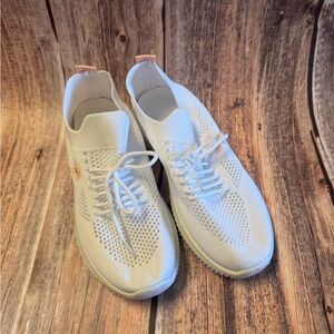White Knit Slip-On Sneakers with Subtle Coral Accent Size 7 Item #PHK7386